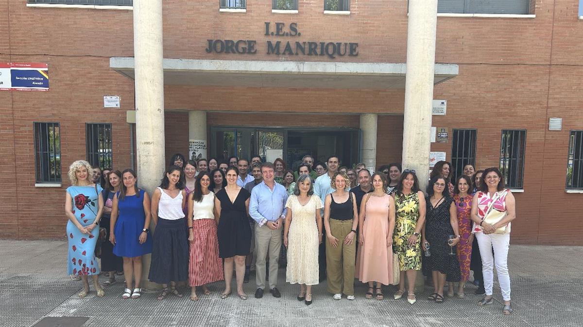 El Ayuntamiento ha organizado un tradicional encuentro final de curso con docentes, equipos directivos y responsables de los servicios extraescolares