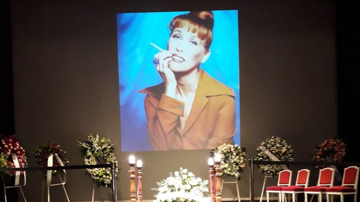 Artistas como los hermanos Almodóvar o la presidenta de la Comunidad de Madrid han acudido a la capilla ardiente