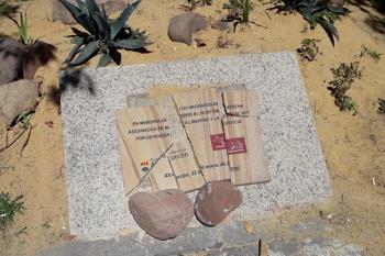 Lee toda la noticia 'Destrozan la plaza de homenaje a los Abogados de Atocha en Alcorcón'