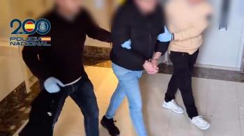 El arrestado contactaba con usuarios a través de una aplicación de livestreaming donde ofrecía el material pornográfico a cambio de monedas virtuales