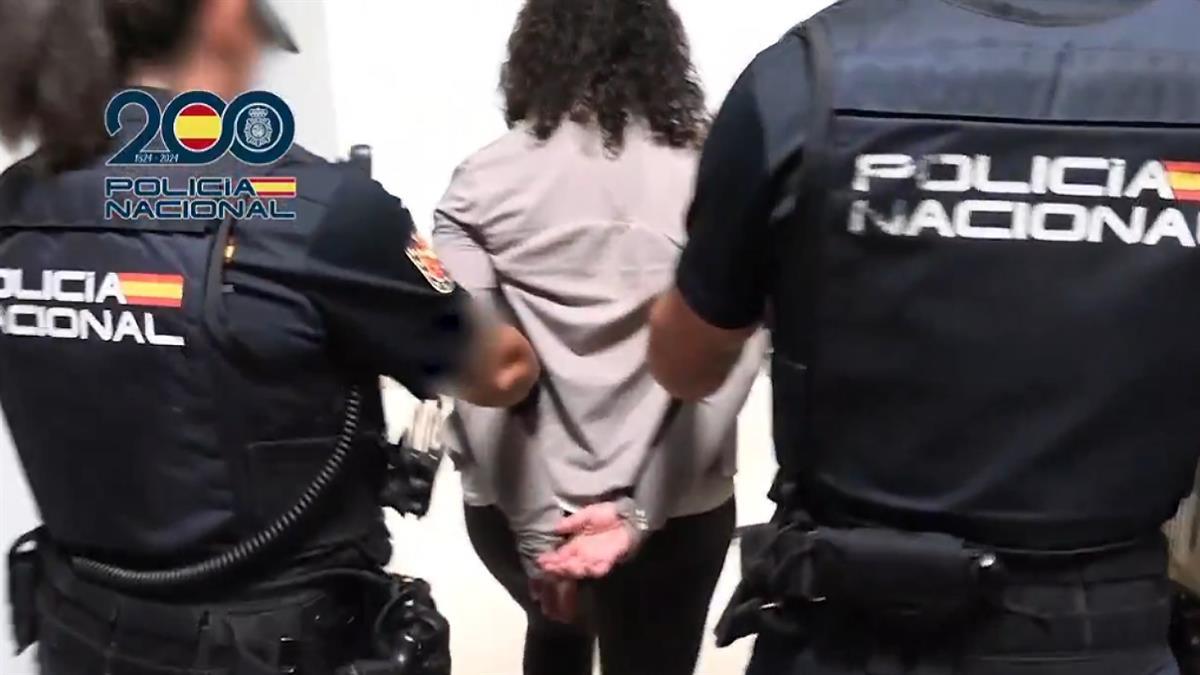 La Policía Nacional de la Oficina SIRENE traslada a la detenida de Países Bajos a Madrid 