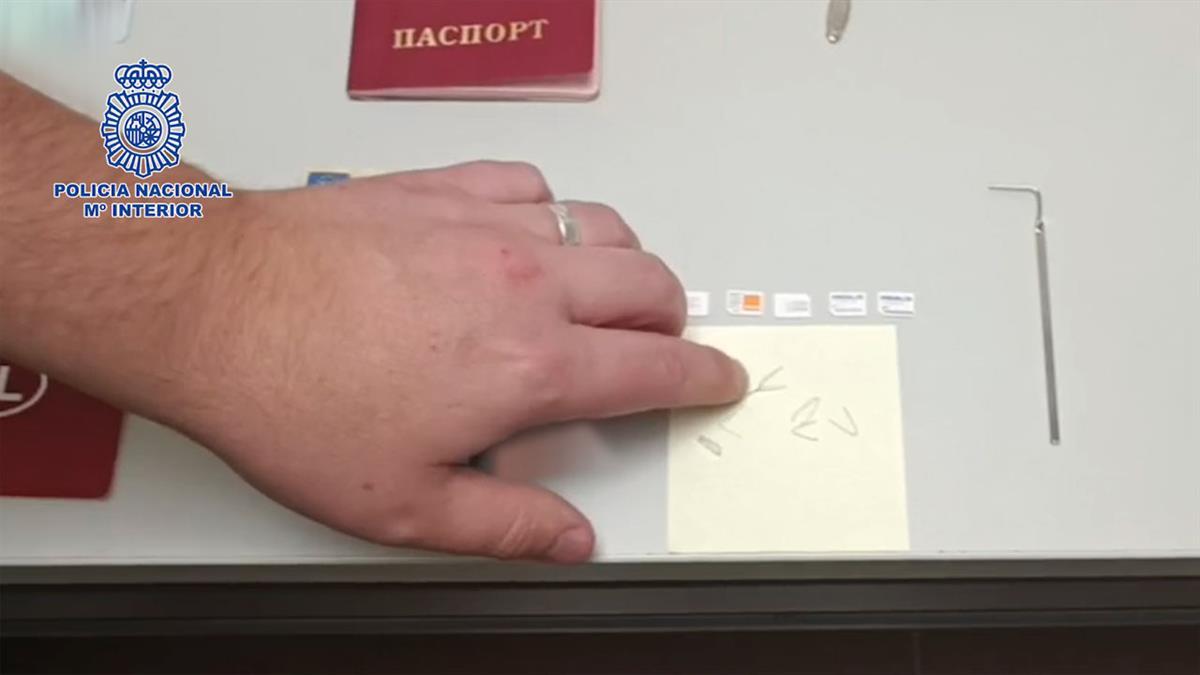 Los detenidos portaban numerosos útiles para la apertura de puertas