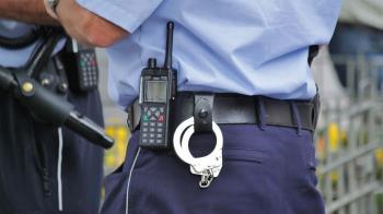 Actuaba lanzando tapas del alcantarillado a los cristales