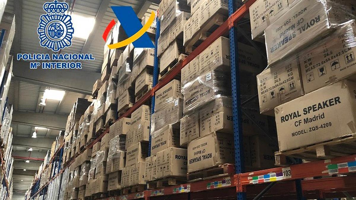 Los agentes de la Policía Nacional junto con la Agencia Tributaria han descubierto la venta de productos falsos o no autorizados que se hacían pasar por marcas conocidas