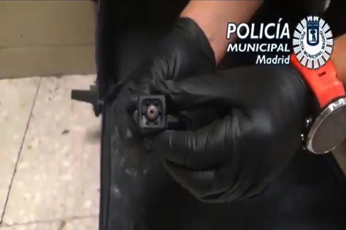 El hombre ocultaba su  cámara en una maleta y pasaba desapercibido