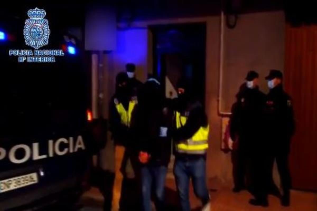 Poseía varios contactos en la red, con los que ayudaba a miembros del Daèsh