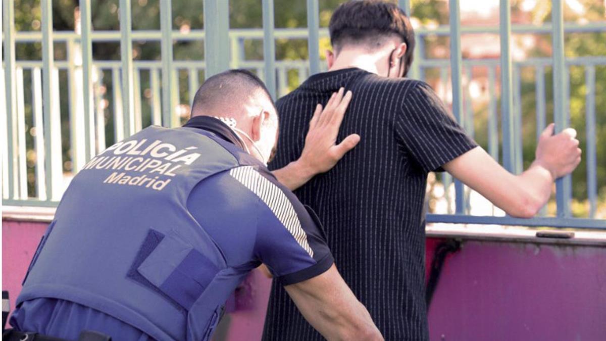 El joven también llevaba una bolsa de marihuana