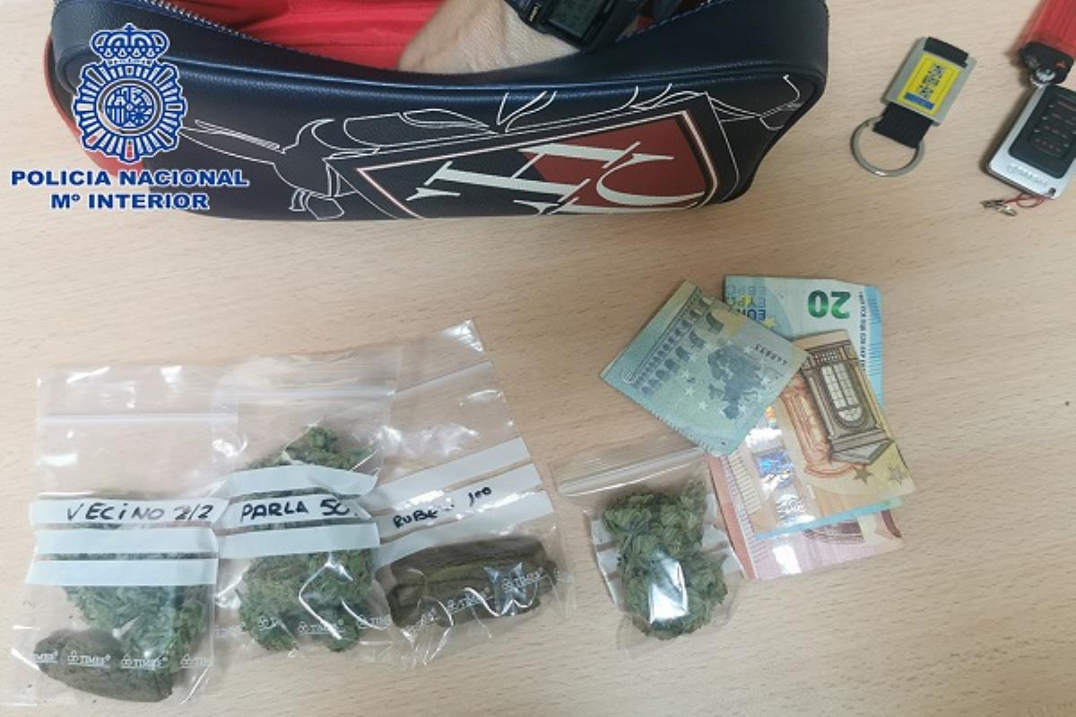 El vehículo fugado colisionó con una rotonda de la ciudad, deteniendo su marcha
