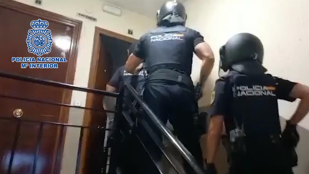 La Policía Nacional ha encontrado varias armas blancas y munición en sus domicilios