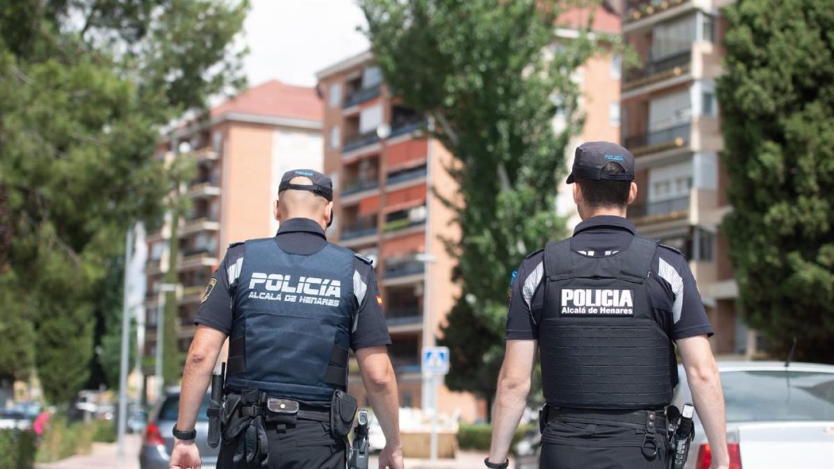 Primero, dos policías reciben una paliza; dos días después, detienen a dos individuos por robos con fuerza
