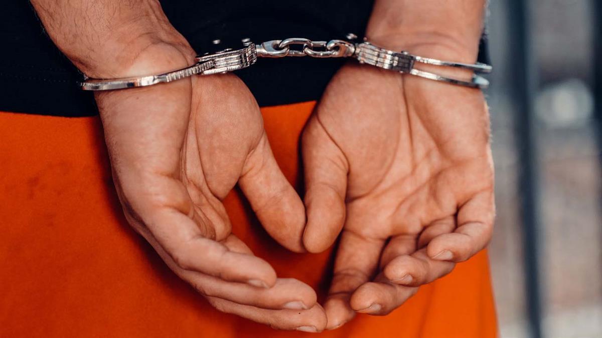 A bordo de motocicletas, sustraían bolsos y teléfonos