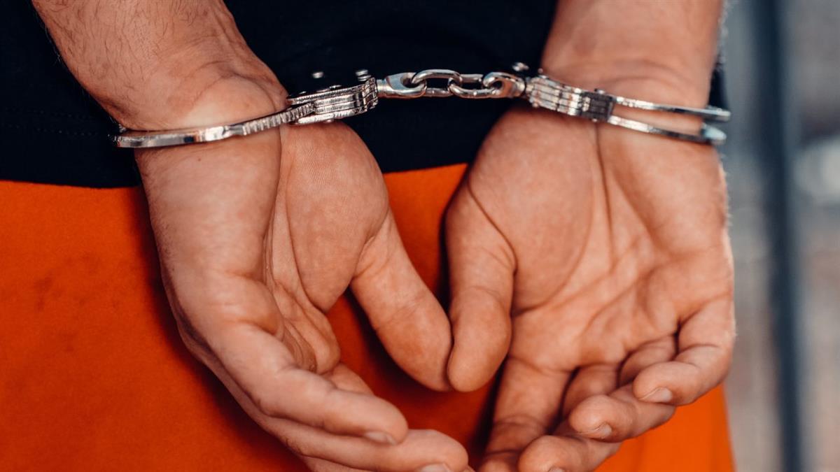 Las dos víctimas se encontraban cenando cuando se presentaron los presuntos delincuentes