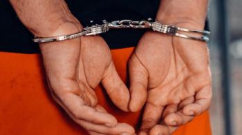 Las dos víctimas se encontraban cenando cuando se presentaron los presuntos delincuentes