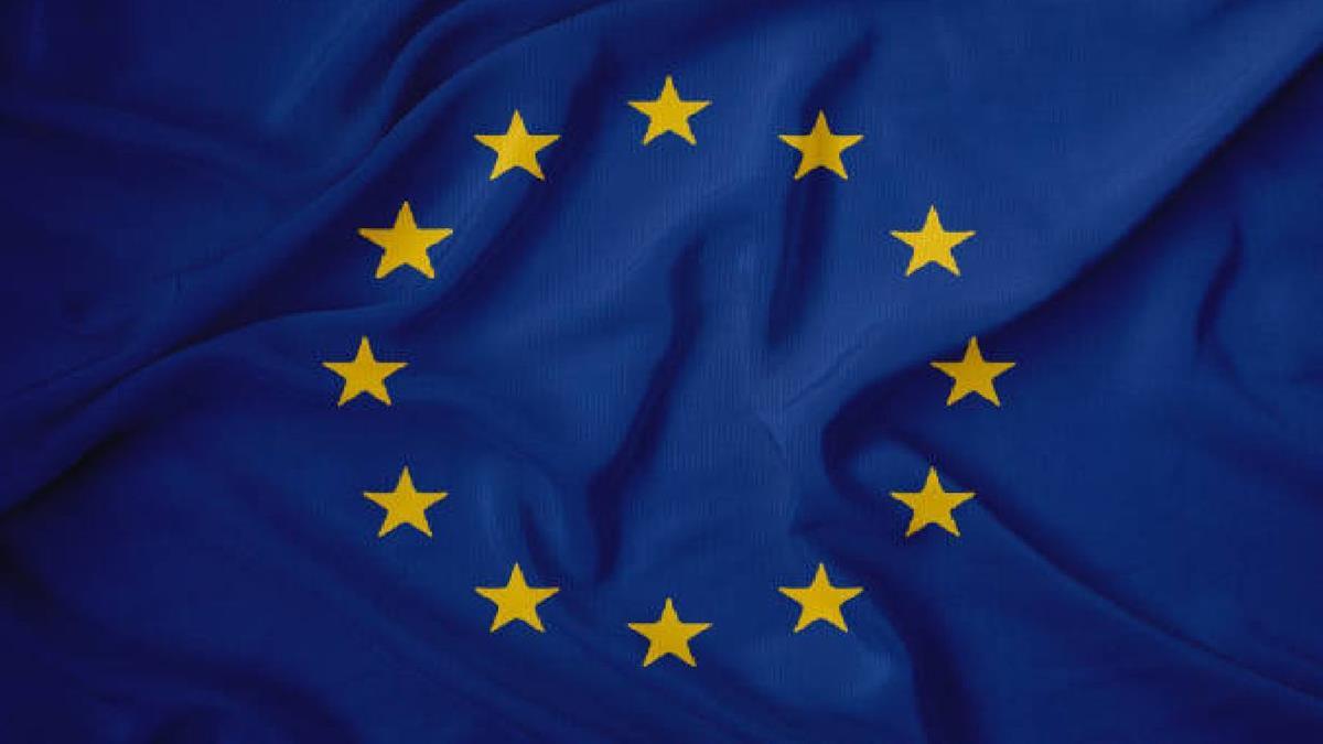 La plaza de la Villa acoge hoy, 9 de mayo, el acto institucional de izado de bandera de la UE presidido por el alcalde de Madrid, José Luis Martínez-Almeida
