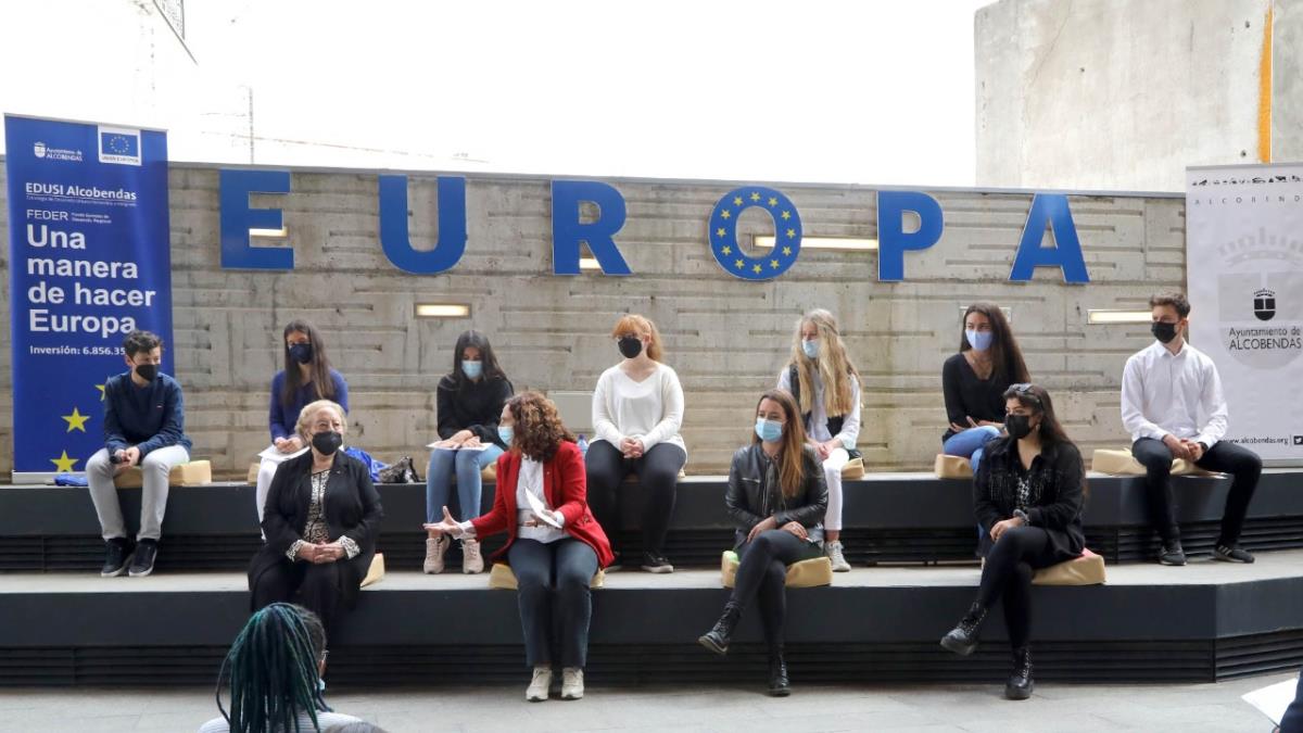 Se han desarrollado dos mesas de diálogo con personas que han contado su experiencia en Europa, como el ex eurodiputado Emilio Menéndez