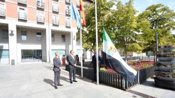 El Ayuntamiento ha izado la bandera de la región como reconocimiento a los miles de vecinos y vecinas nacidos en Cáceres y Badajoz