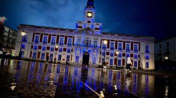 La Real Casa de Correos ha iluminado su fachada de color azul con motivo del aniversario 