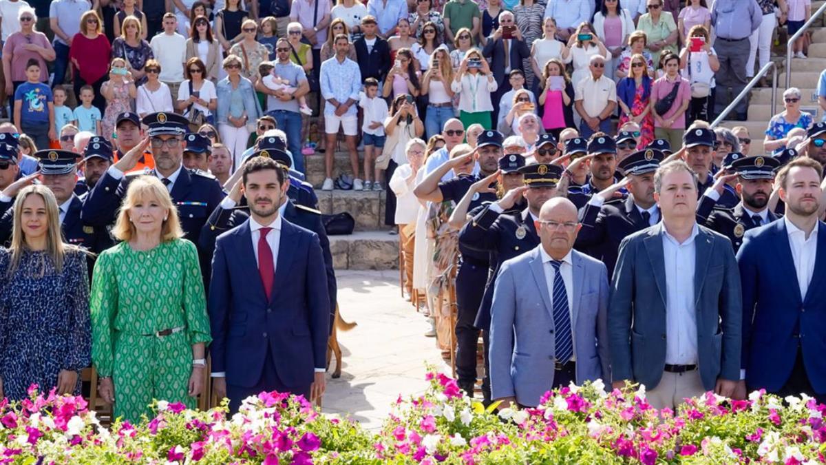 Se le concedió la Cruz al Mérito Profesional Distintivo Rojo a Esperanza Aguirre 