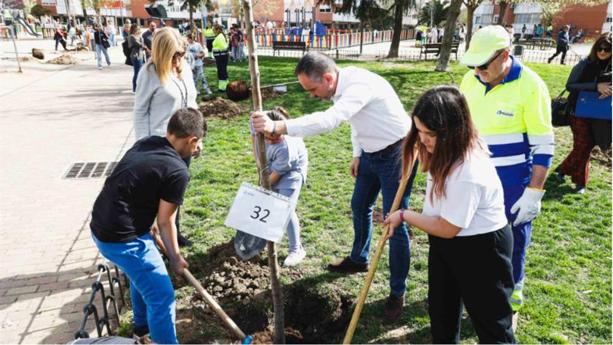 Más de cien escolares han participado en la plantación del Parque Canarias