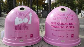 En el Día Internacional contra el Cáncer de Mama se instalaron cuatro iglús rosas de reciclaje para promover la autoexploración y la prevención