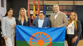 En el Día Internacional del Pueblo Gitano, la concejala de Ciudad Lineal ha recibido su bandera de manos de la Asociación Unión Romaní
