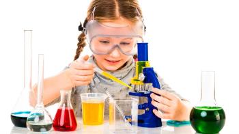 El objetivo es acercar la ciencia de una manera lúdica, reivindicar el papel de las científicas y fomentar esta vocación entre las niñas