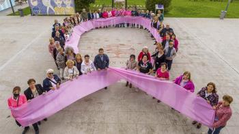 En el Día Mundial contra el cáncer de mama se creó un gran lazo humano rosa como muestra de apoyo a las mujeres que sufren esta enfermedad