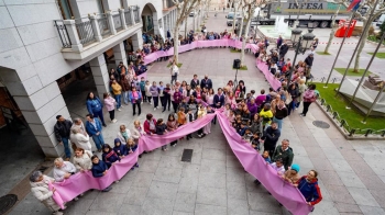 Esta mañana, se ha creado un gran lazo rosa acompañado con flores del mismo color