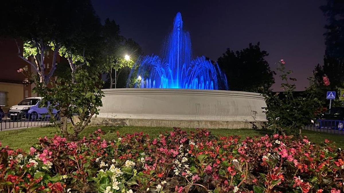 El municipio iluminó las fuentes de color azul turquesa