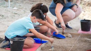 Diana Díaz del Pozo ha visitado el yacimiento romano de Complutum donde se está realizando el programa infantil "Arqueólogos por un día"