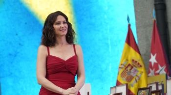 La presidenta de la Comunidad de Madrid preside un Dos de Mayo entre gritos de libertad y un guiño al Ejército, la Puerta del Sol "os echa de menos"