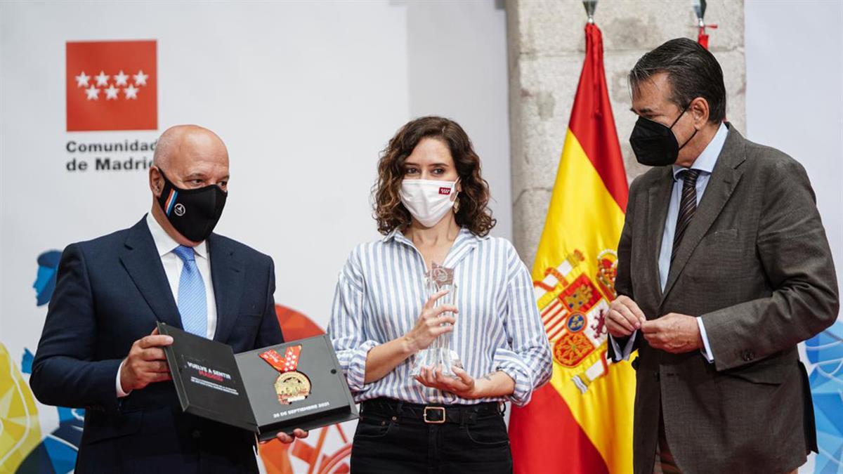 La presidenta de la Comunidad de Madrid ha recibido hoy el título que concede la Asociación Deportiva Maratón Popular de Madrid (MAPOMA) 