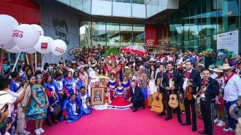 La presidenta ha querido premiar al músico y cantante Carlos Vives, por su gran concierto en la Puerta de Alcalá