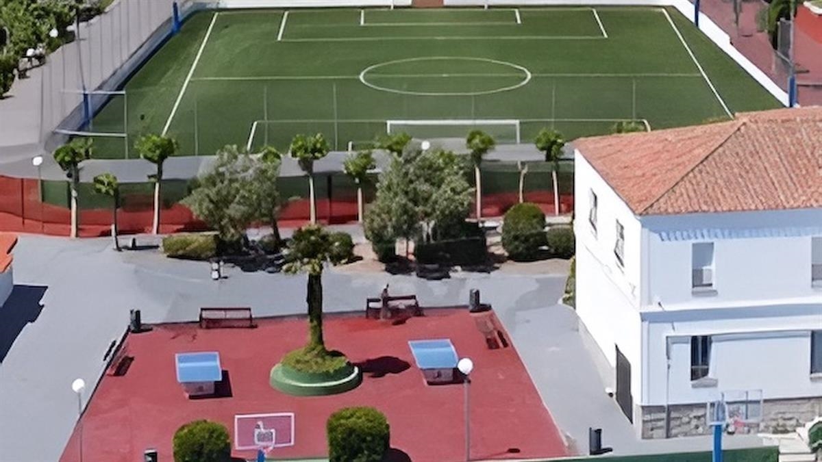Mientras que la escuela del sistema nacional prioriza la memorización y la evaluación sumativa, el marco estadounidense se centra en la autonomía del alumno.