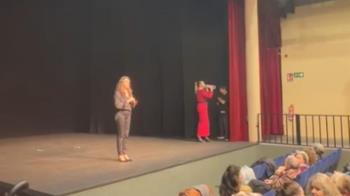 Dimite la concejala de Mujer en Collado Villalba tras interrumpir una obra de teatro del 8M