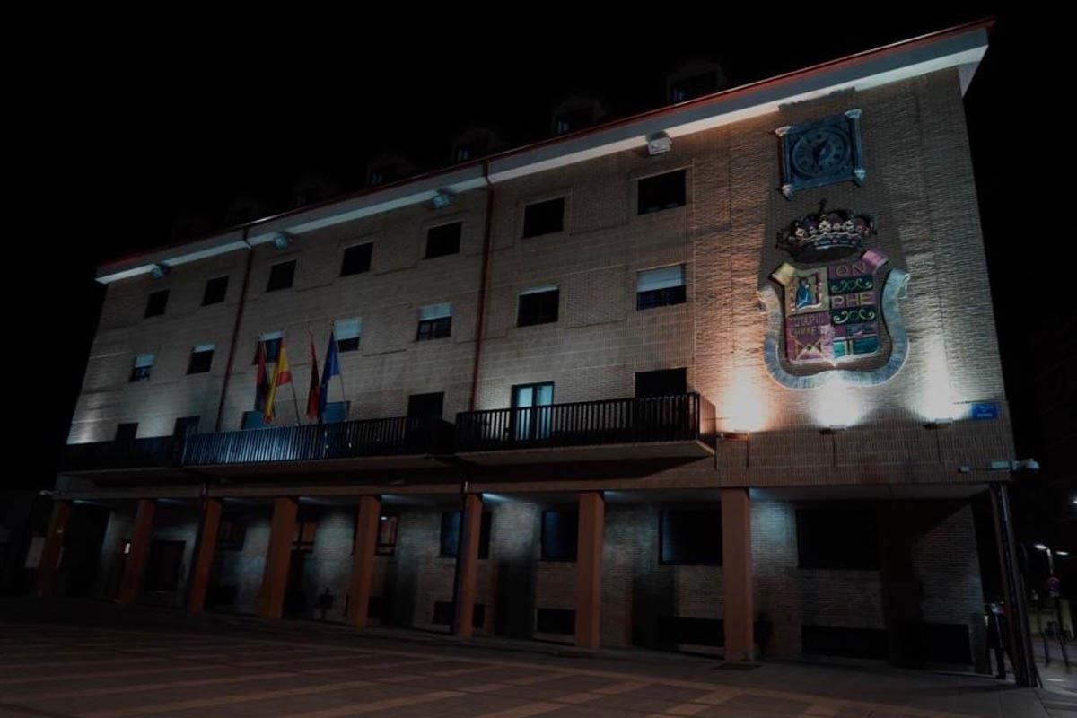 El consistorio apagó sus luces durante una hora este sábado para "concienciar" a la ciudadanía sobre ahorro energético