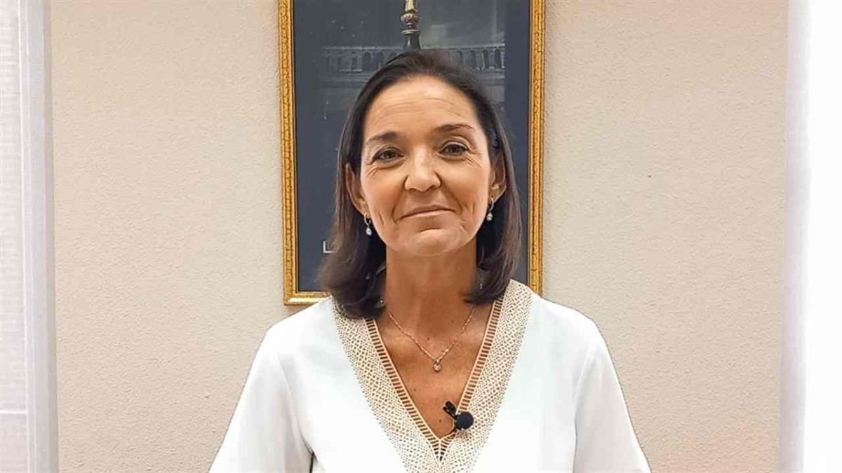 La portavoz socialista acusa al delegado de discriminación tras la aprobación de la reforma de leyes legislativas