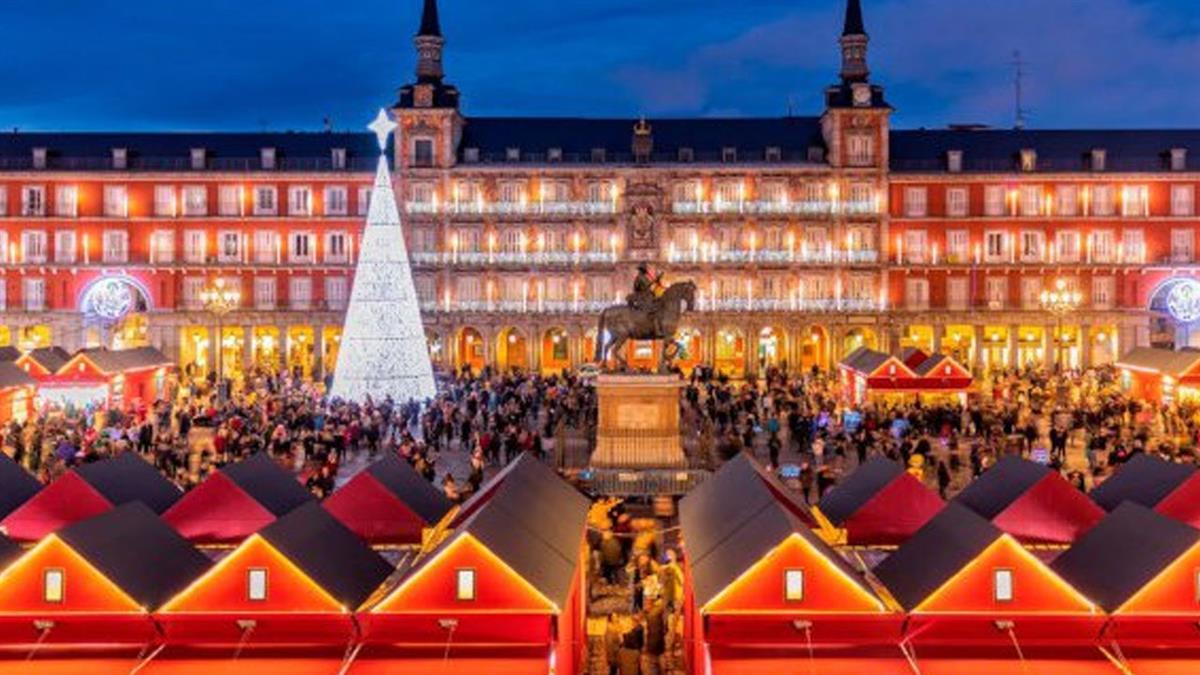 Los diseñadores Roberto Verino, García Madrid y Marta Rota para Tot-Hom se suman a la iluminación navideña