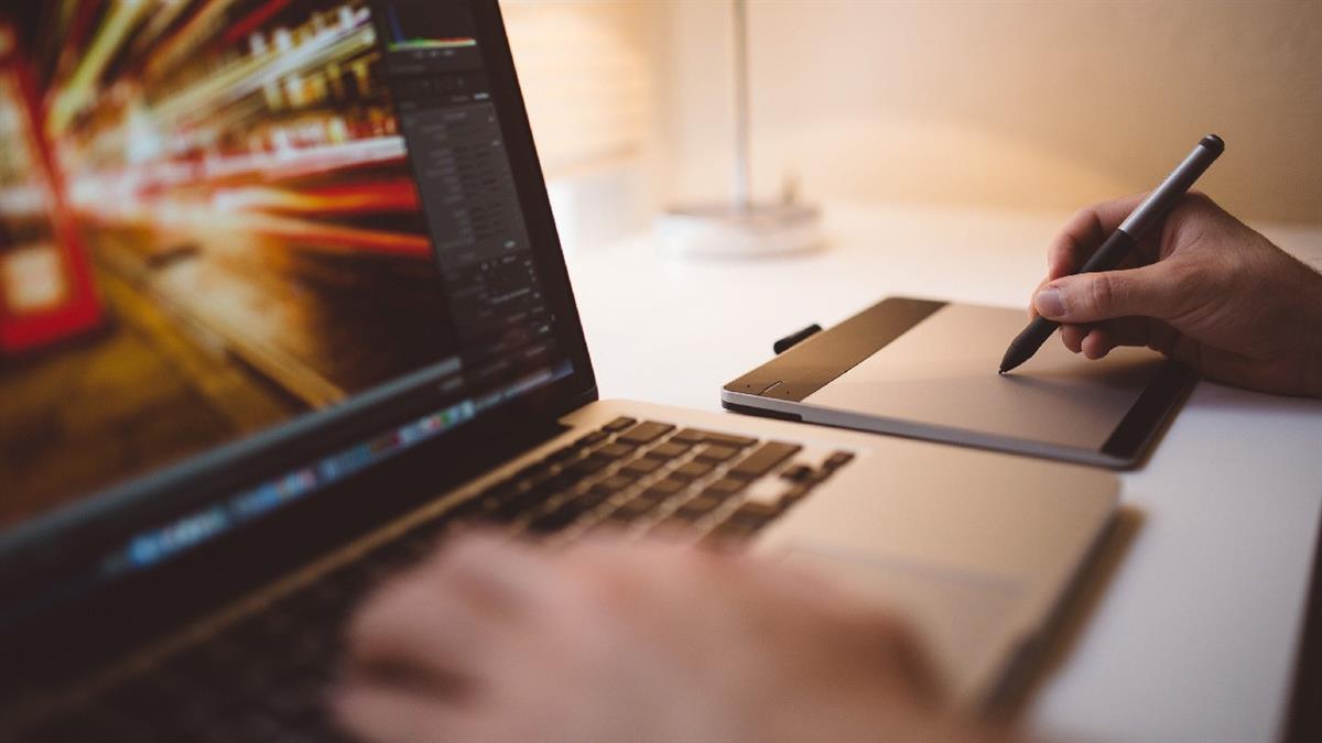 El catálogo incluye formación en Inteligencia Artificial, Creación de materiales gráficos con Canva, inglés o WordPress