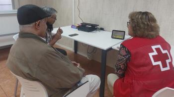 Cruz Roja ha distribuido dispositivos Alexa para que este colectivo gane en autonomía