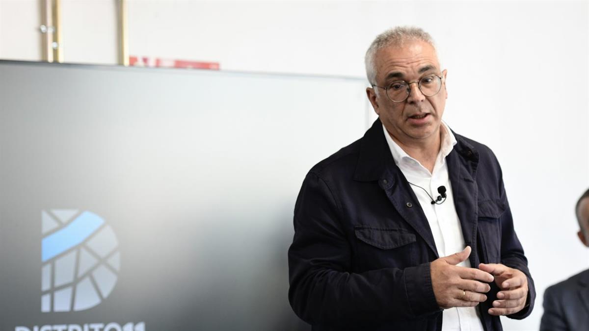 El concejal Carlos Izquierdo y representantes de las asociaciones culturales del distrito han presentado la nueva marca que aglutina diversas disciplinas artísticas
