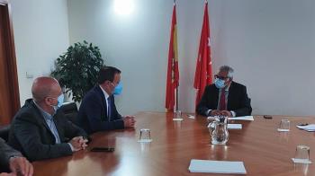 El alcalde de Coslada, Ángel Viveros, se reúne con la Comunidad de Madrid para reivindicar el abandono de esta escuela