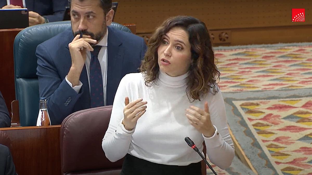 La presidenta de la Comunidad de Madrid enseña las peticiones de varias personas que reclaman no usar a los muertos como arma política