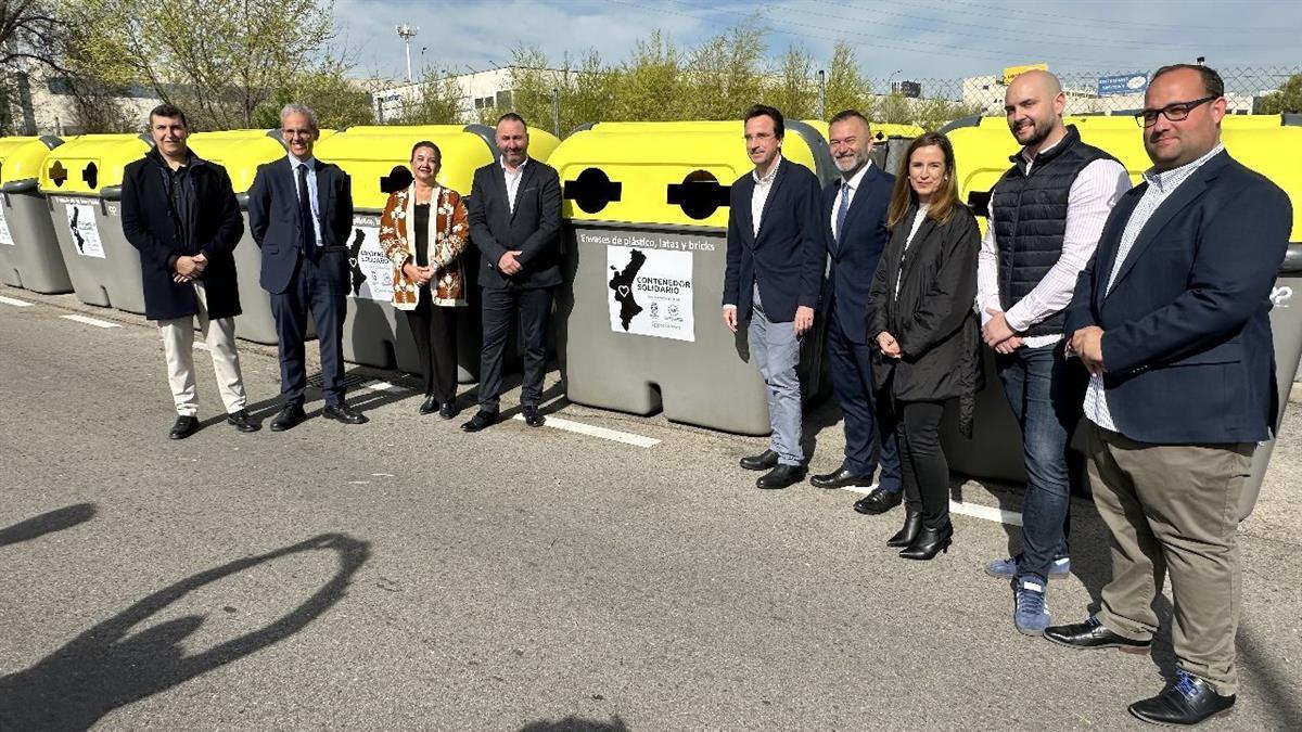Nueve municipios, entre ellos tres madrileños, han reunido más de 2.900 contenedores para enviarlos a la Comunidad Valenciana