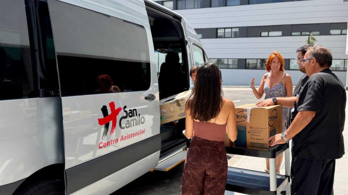 El consistorio ha donado una decena de cajas de ropa a los mayores que se encuentran en la Residencia Valdeluz