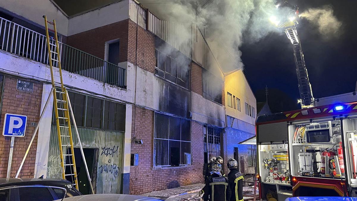 Los bomberos encontraron los cuerpos durante la extinción del fuego