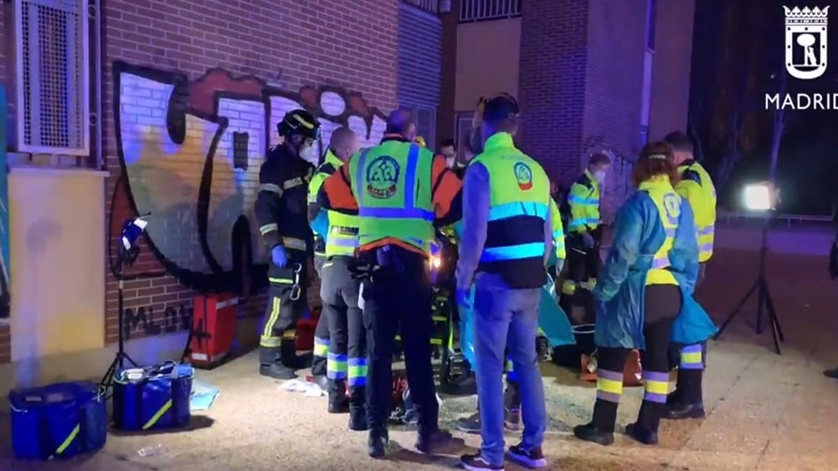 El Samur Protección Civil ha trasladado a los dos afectados al Hospital Doce de Octubre y al Clínico