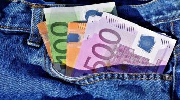 El hombre acababa de sacar 600 euros del banco cuando las acusadas lo interceptaron