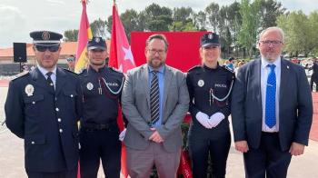 Los policías han sido reconocidos en el acto de entrega de diplomas tras finalizar su el curso de formación 