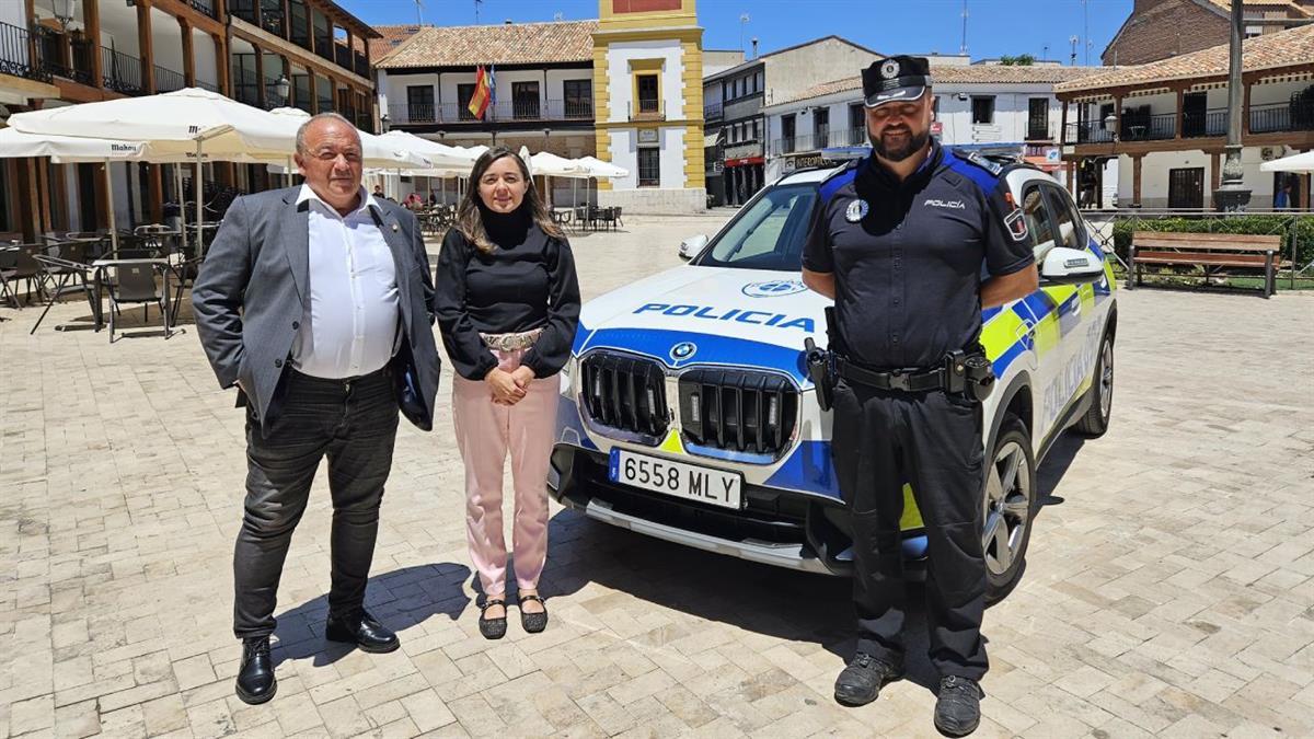 El servicio policial contará con dos nuevos agentes y dos nuevos coches de policía 